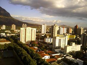 瓦拉达里斯州长市